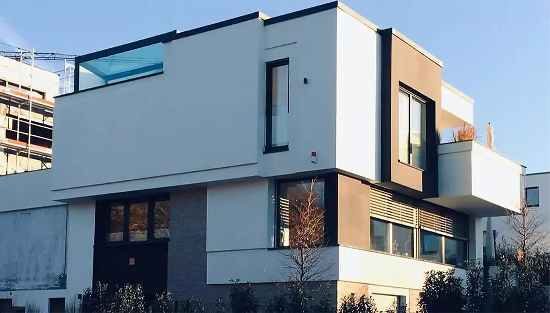 Wohnhäuser in Weinheim: Stadtvilla mit weißen Kuben und Einfamilienhaus mit verglastem Giebel, Entwurf MR Architekten