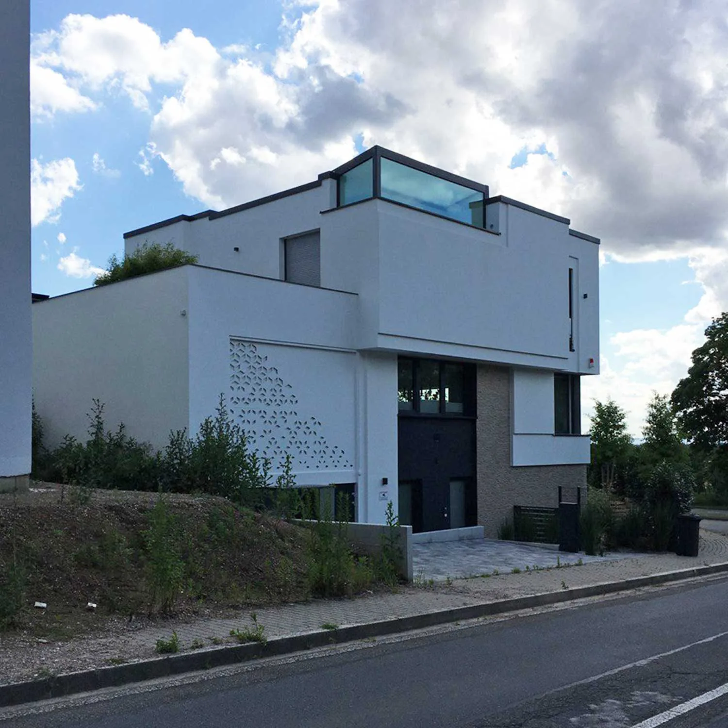 Wohnhäuser in Weinheim: Stadtvilla mit weißen Kuben und Einfamilienhaus mit verglastem Giebel, Entwurf MR Architekten