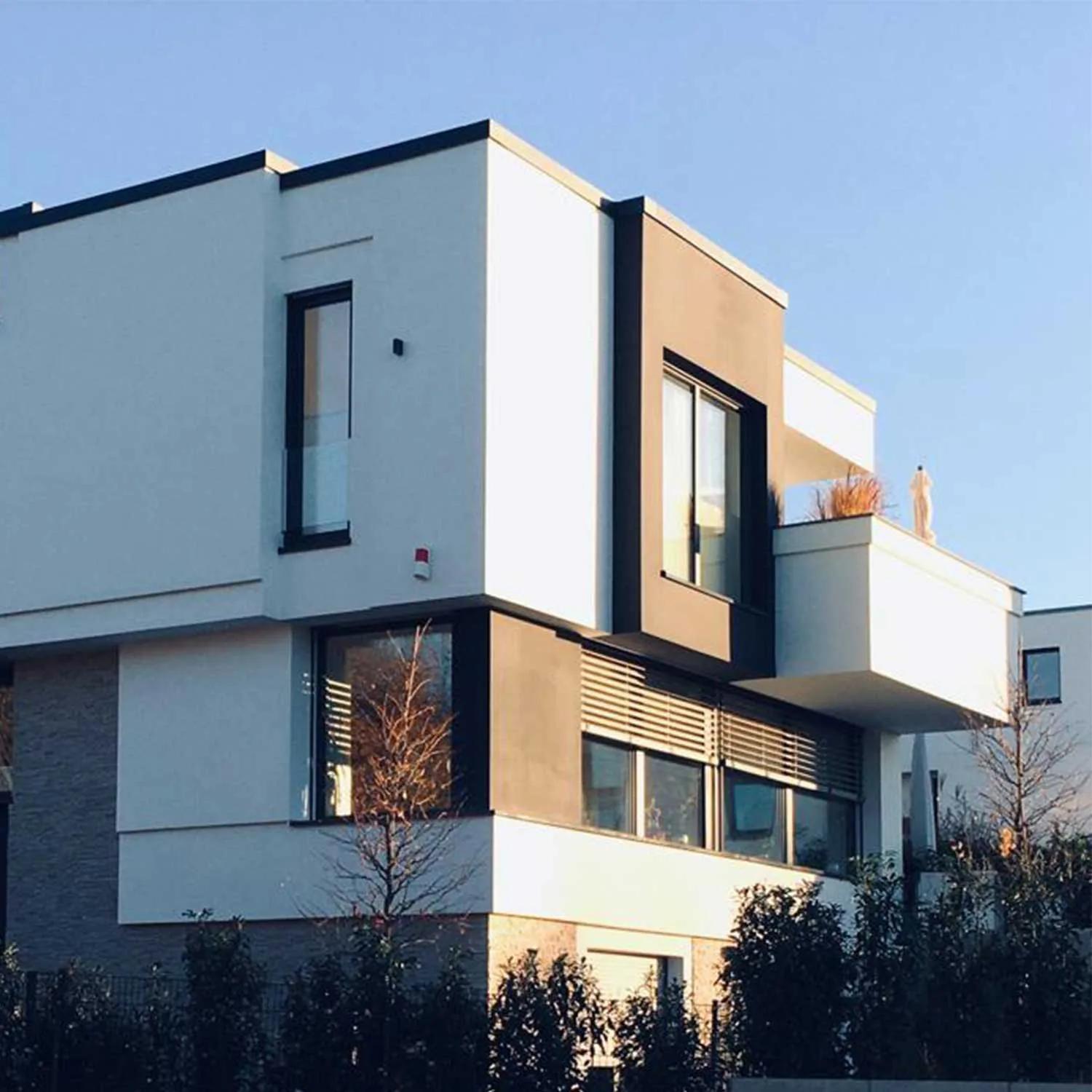 Wohnhäuser in Weinheim: Stadtvilla mit weißen Kuben und Einfamilienhaus mit verglastem Giebel, Entwurf MR Architekten